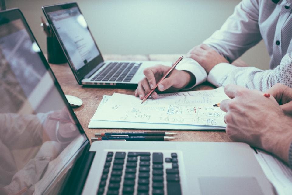 Relecture de contrat, stylo en main