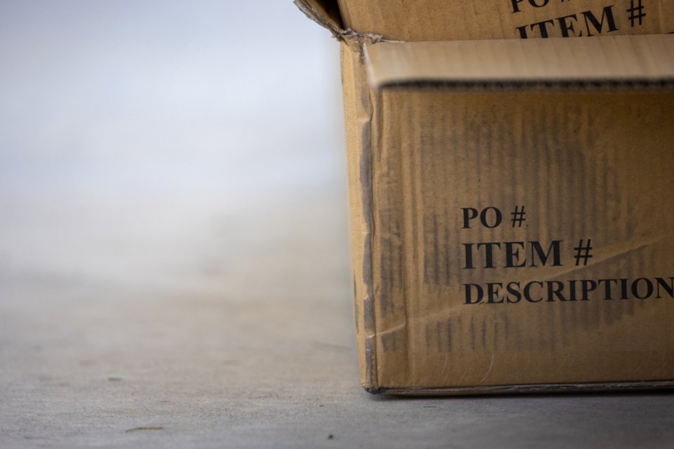 Carton de commande étiqueté PO et référence