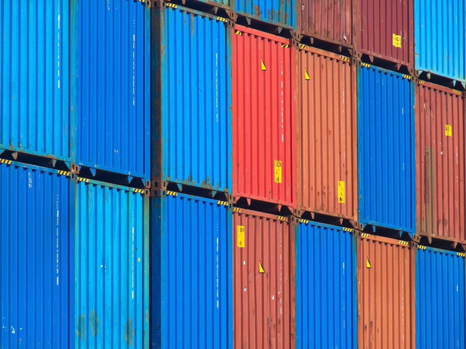 Conteneurs de fret empilés au port