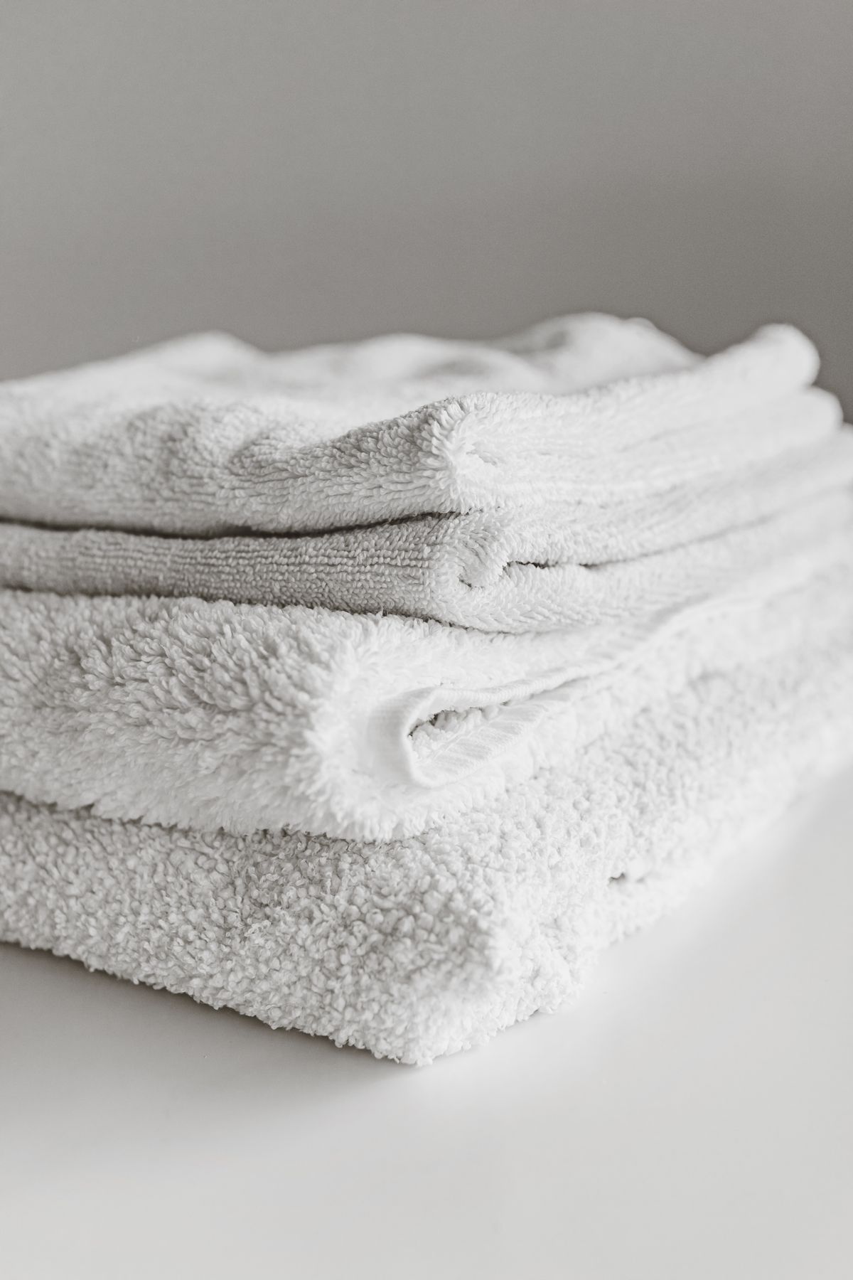 Pile de serviettes blanches pliées