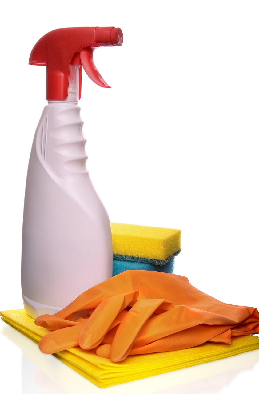 Vaporisateur, éponge et gants de ménage, fond blanc